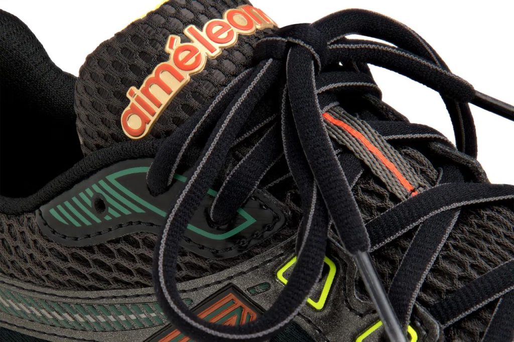 Деталь глянцевых накладок на модели ALD New Balance Black Multi