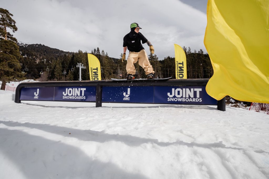 Сноубордист JOINT SNOWBOARDS