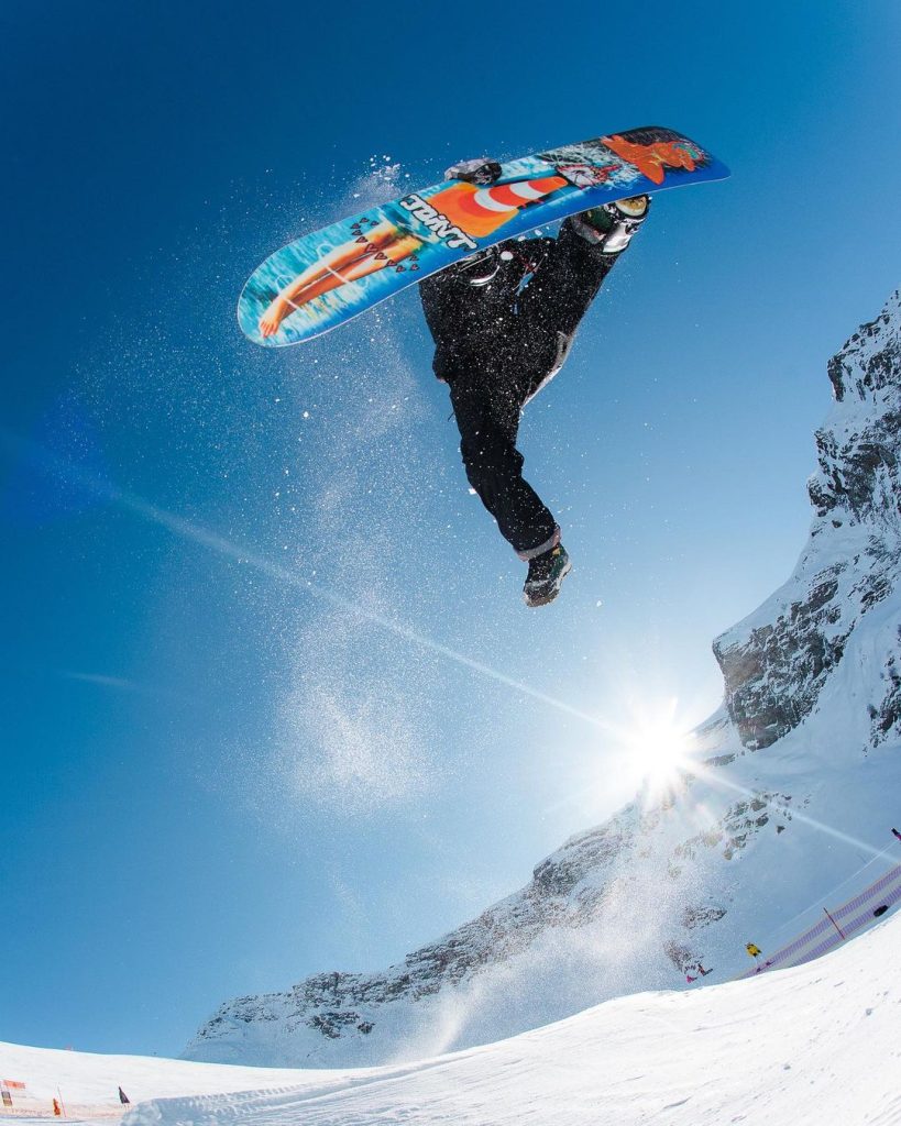 Сноубордист с сноубордом JOINT SNOWBOARDS