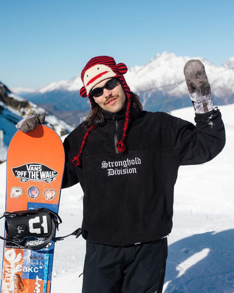 Сноубордист с сноубордом JOINT SNOWBOARDS